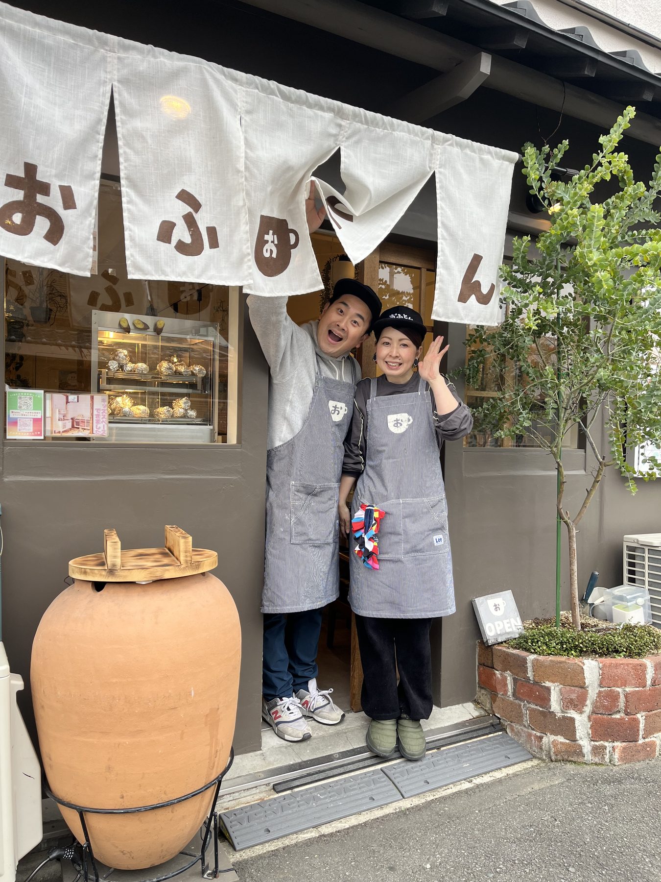 おふとんカフェの前で