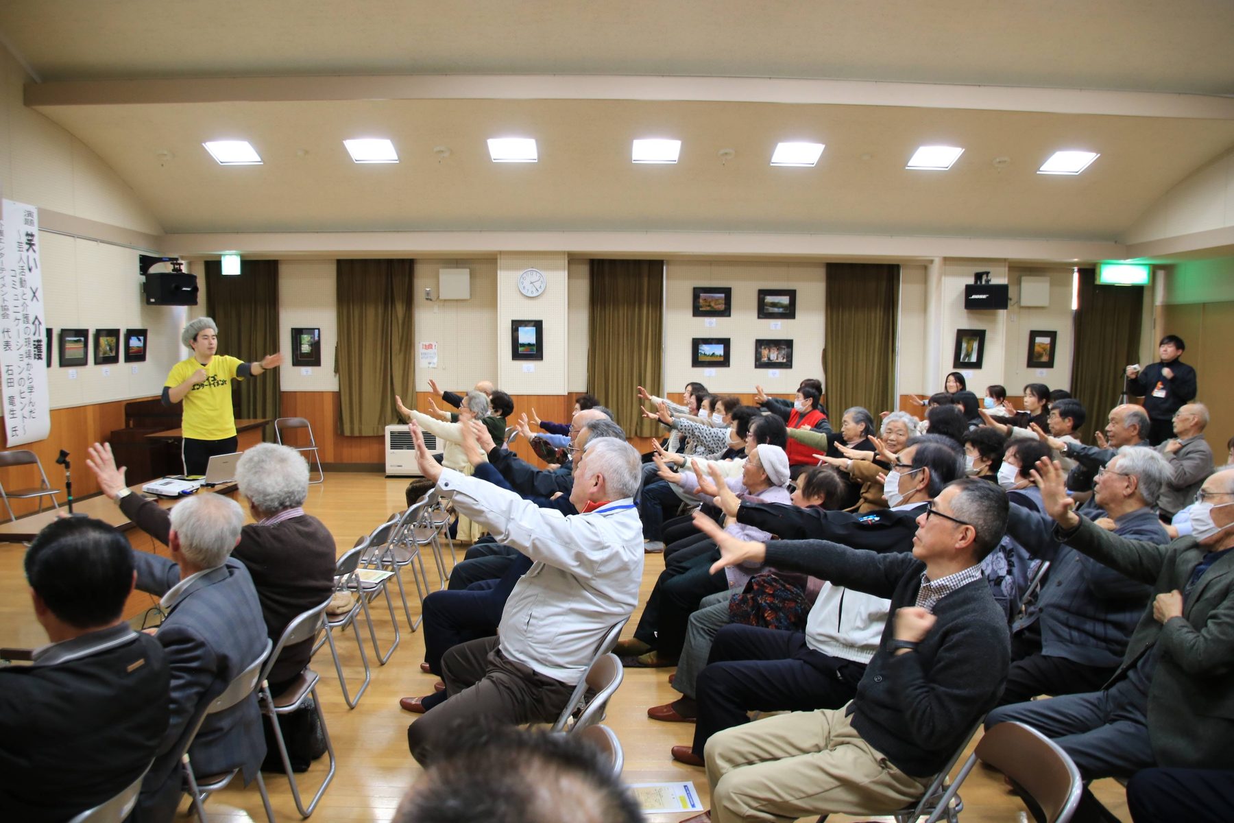 講演で体操を指導する石田竜生