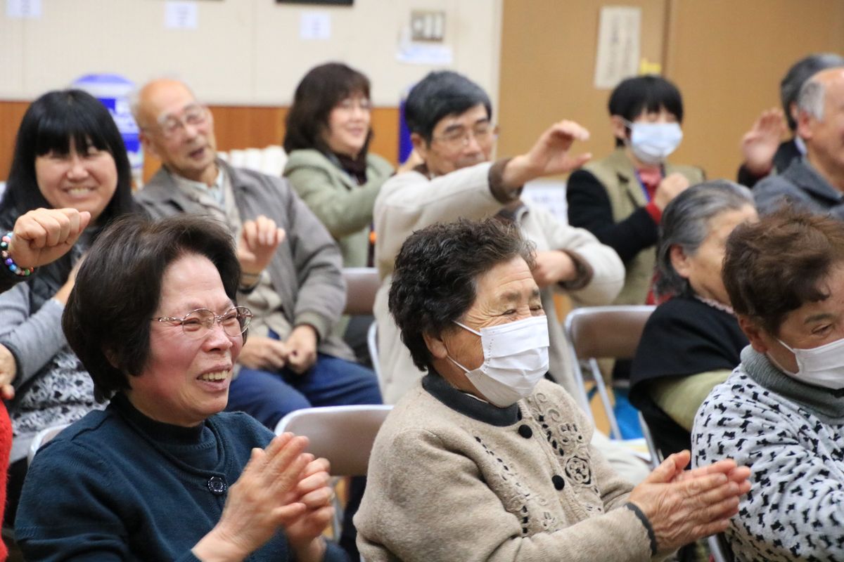 教室に参加して笑っている高齢の参加者