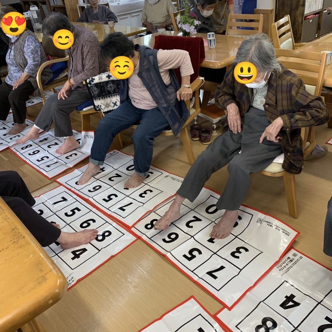 椅子に座ったまま、脳トレステップシートの数字を足でタッチしている様子